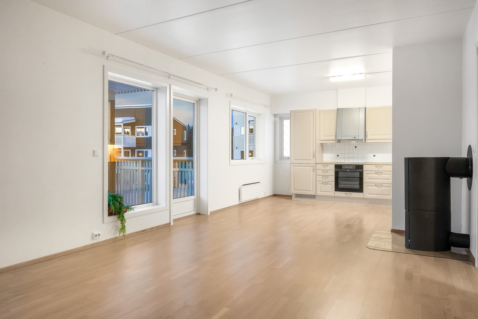 Leiligheten har en åpen og luftig stue- og kjøkkenløsning som fungerer som boligens naturlige samlingspunkt. Galleribilde