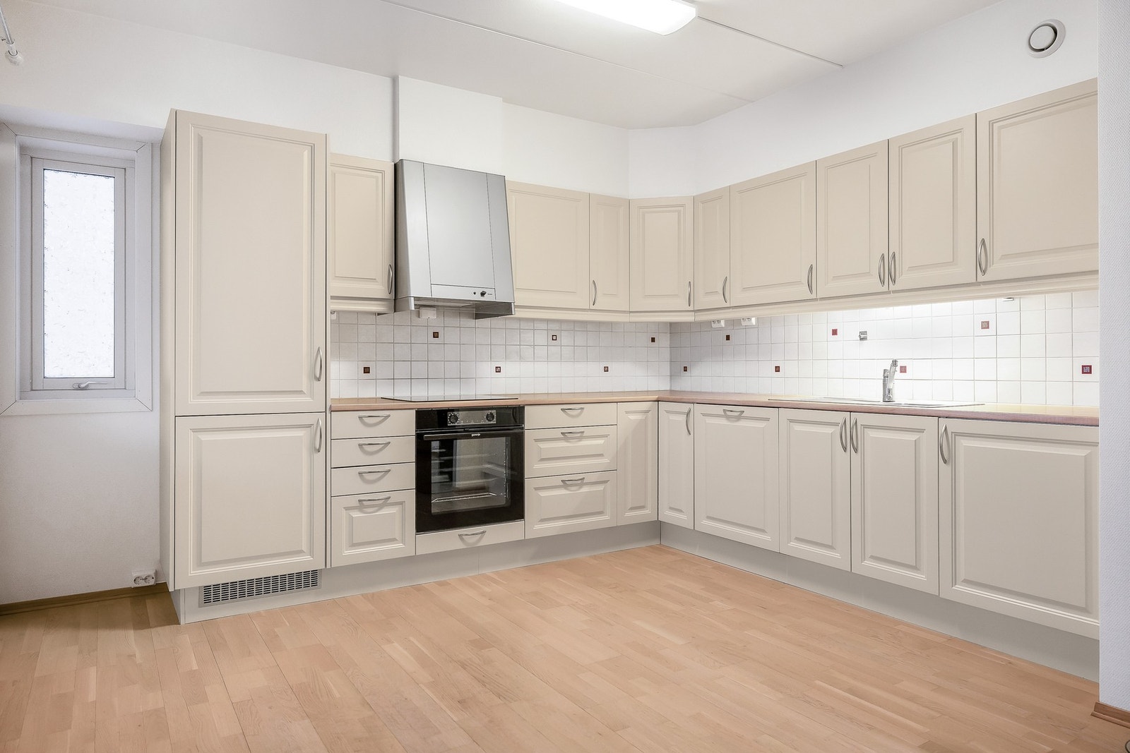 Stort kjøkken som har godt med skap- og benkeplass. Innredningen er levert av Nettoline. Galleribilde