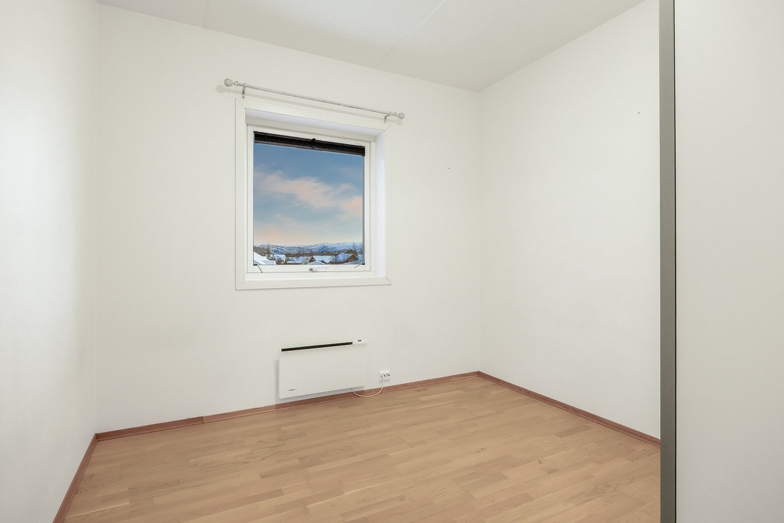 Leiligheten inneholder to soverom av god størrelse. Begge rommene har plass til seng og ønsket garderobeløsning eller annet møblement. Galleribilde