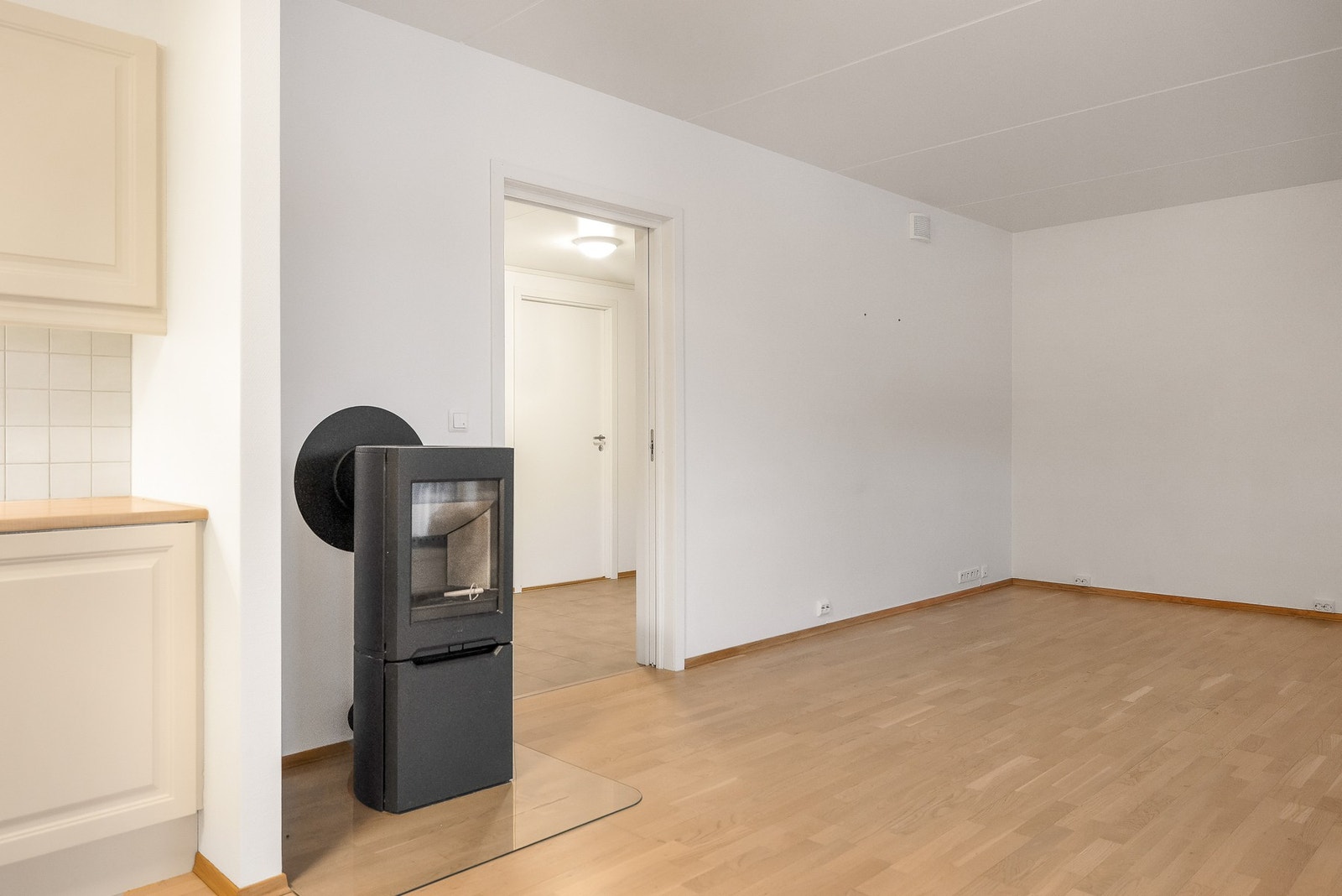 Leiligheten oppvarmes av elektrisitet og vedfyring. Galleribilde