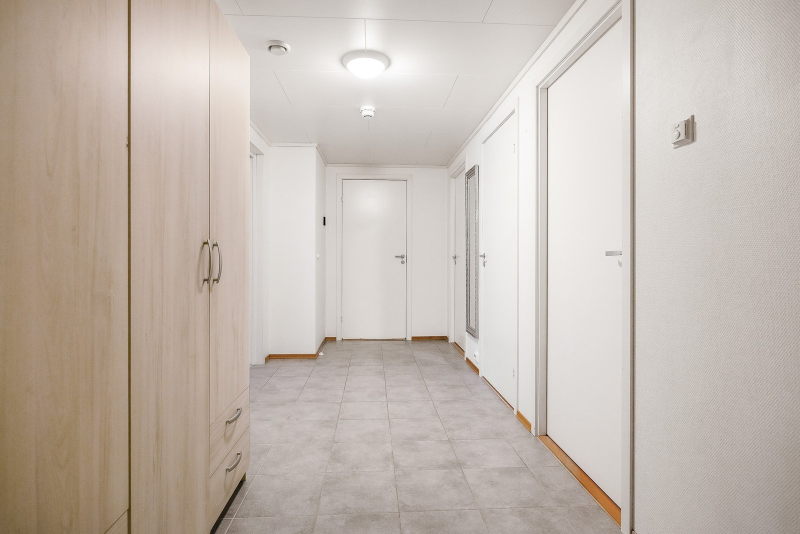 Stor entré som byr på god plass for oppbevaring av yttertøy og sko. Galleribilde