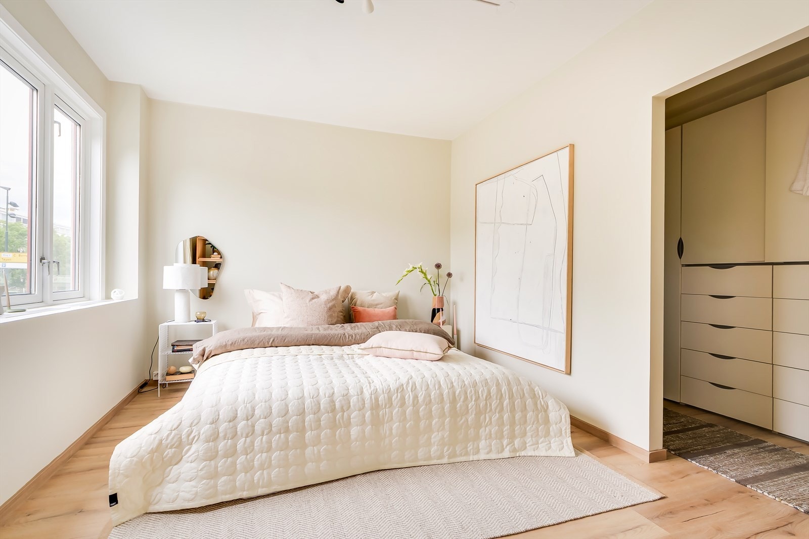 Hovedsoverom - I disse fine omgivelsene er det lett å senke skuldrene. En harmonisk beigetone på veggene skaper en lun og omfavnende følelse omkring sengeplassen. Galleribilde