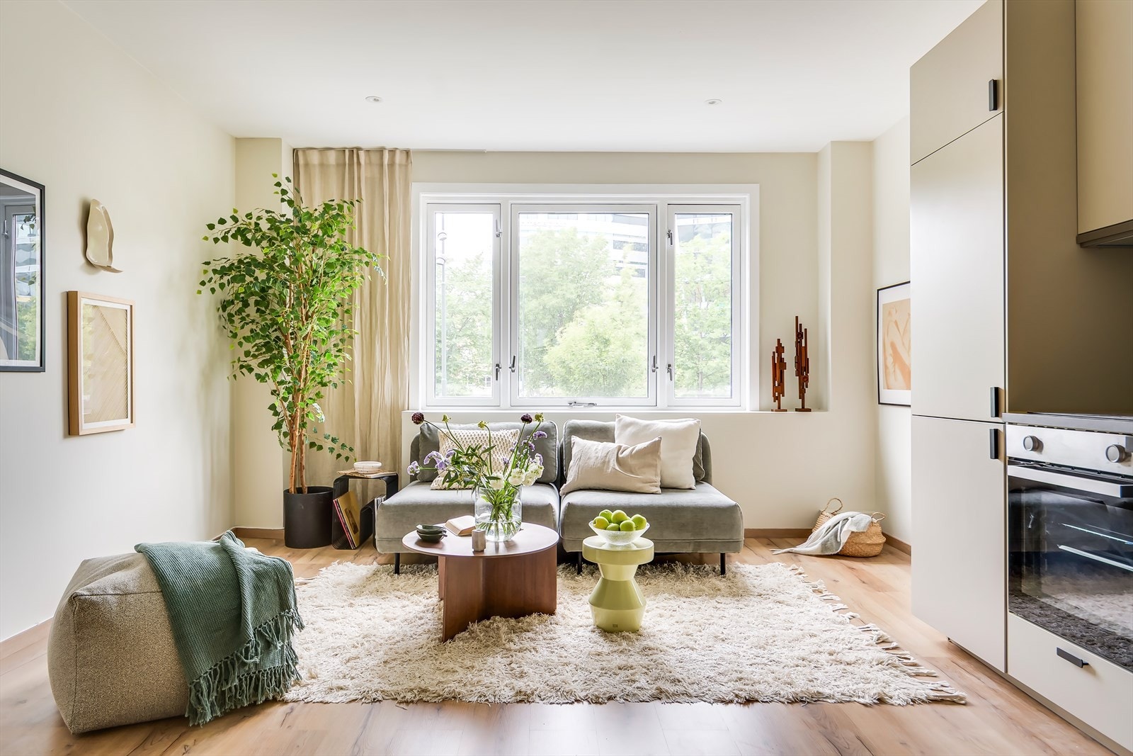 Det er god plass til en stor sofa/loungegruppe med plass til alle dine venner. Galleribilde