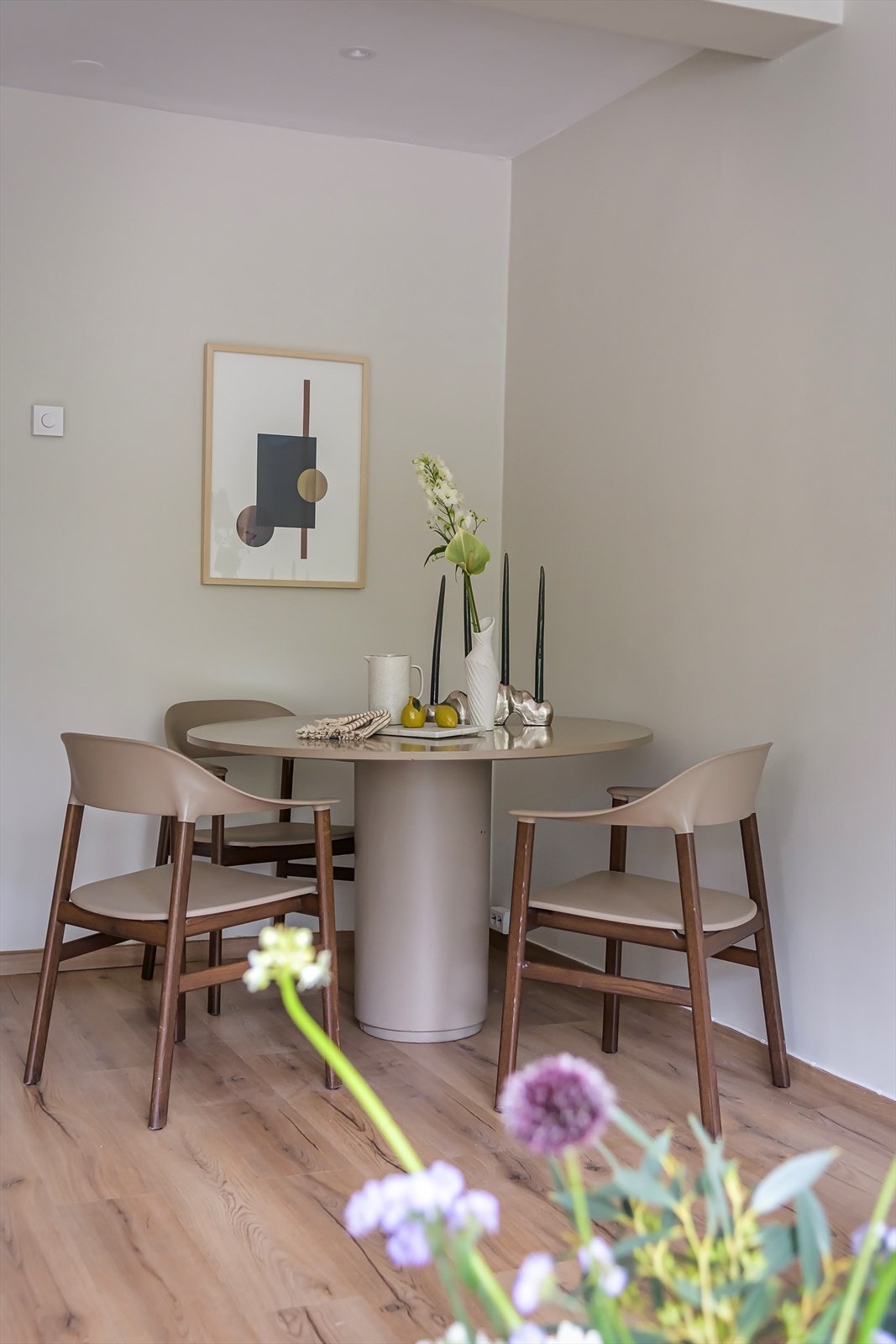 Spiseplassen finner sin naturlig plassering i hjørnet av rommet. Galleribilde