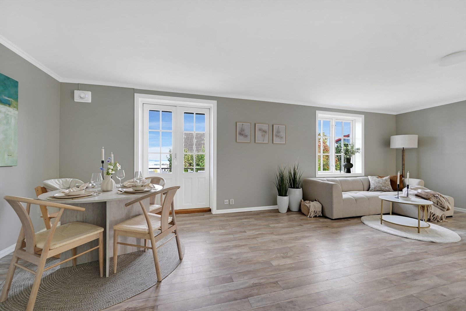 Pent oppusset stue og spisestue med sjøutsikt. Galleribilde