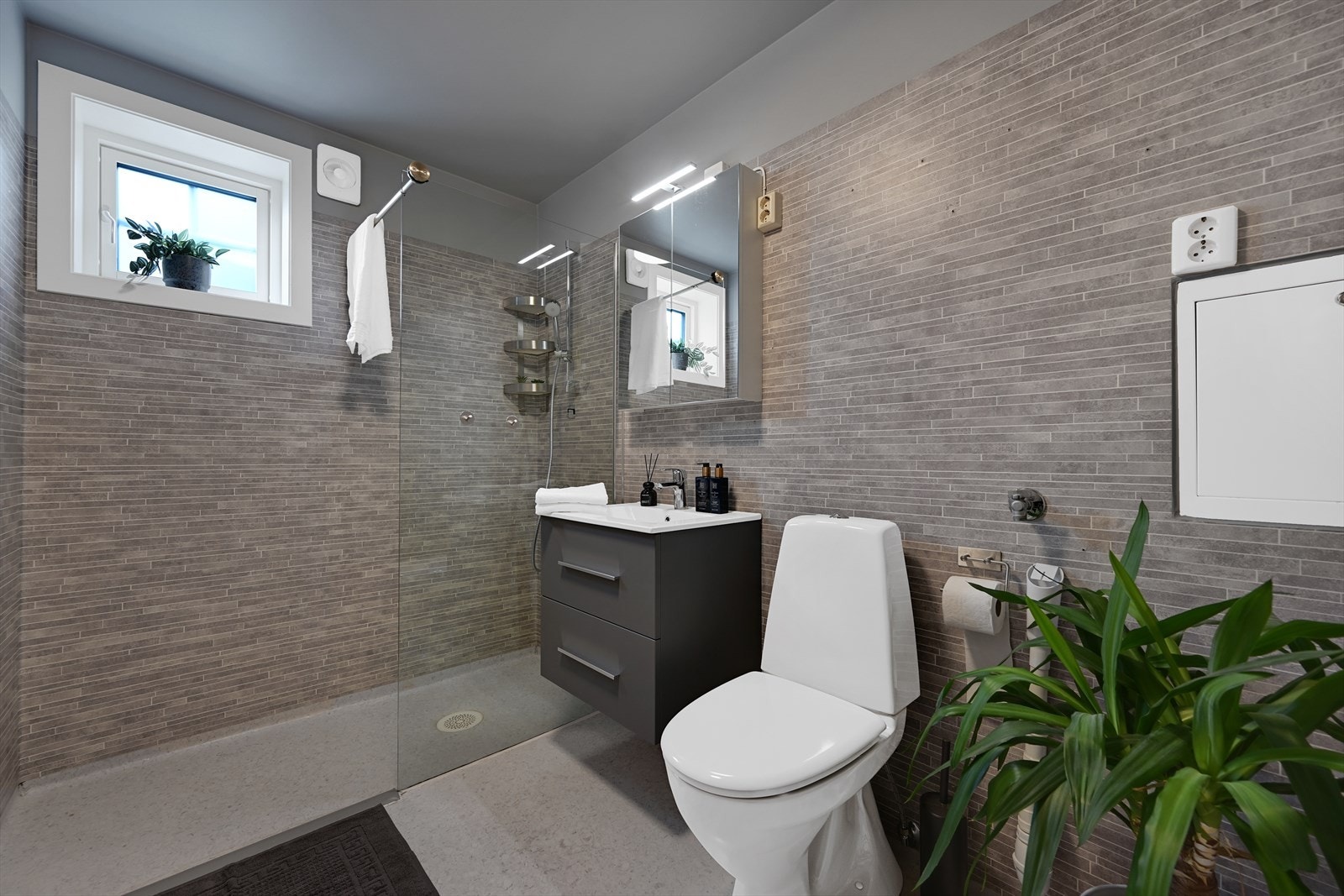 Pent bad/wc fra 2011 med dusj, servant, wc og opplegg for vaskemaskin. Galleribilde