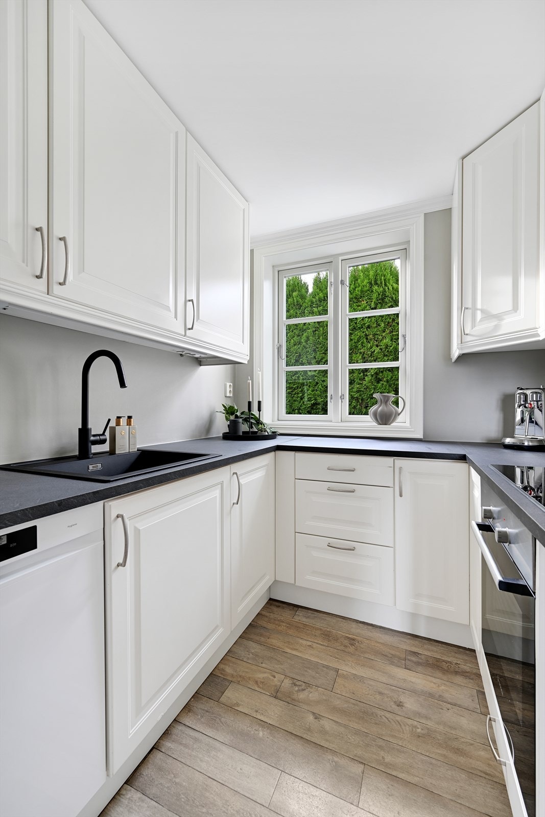 Kjøkken hvor integrerte hvitevarer medfølger. Galleribilde