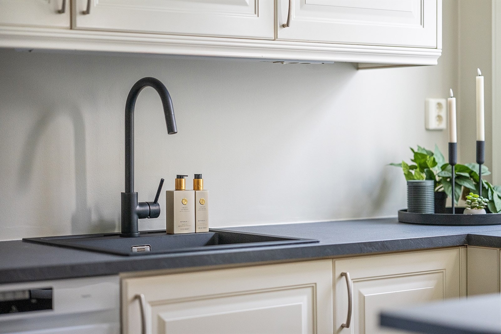 Pent kjøkken med nymalte vegger. Galleribilde