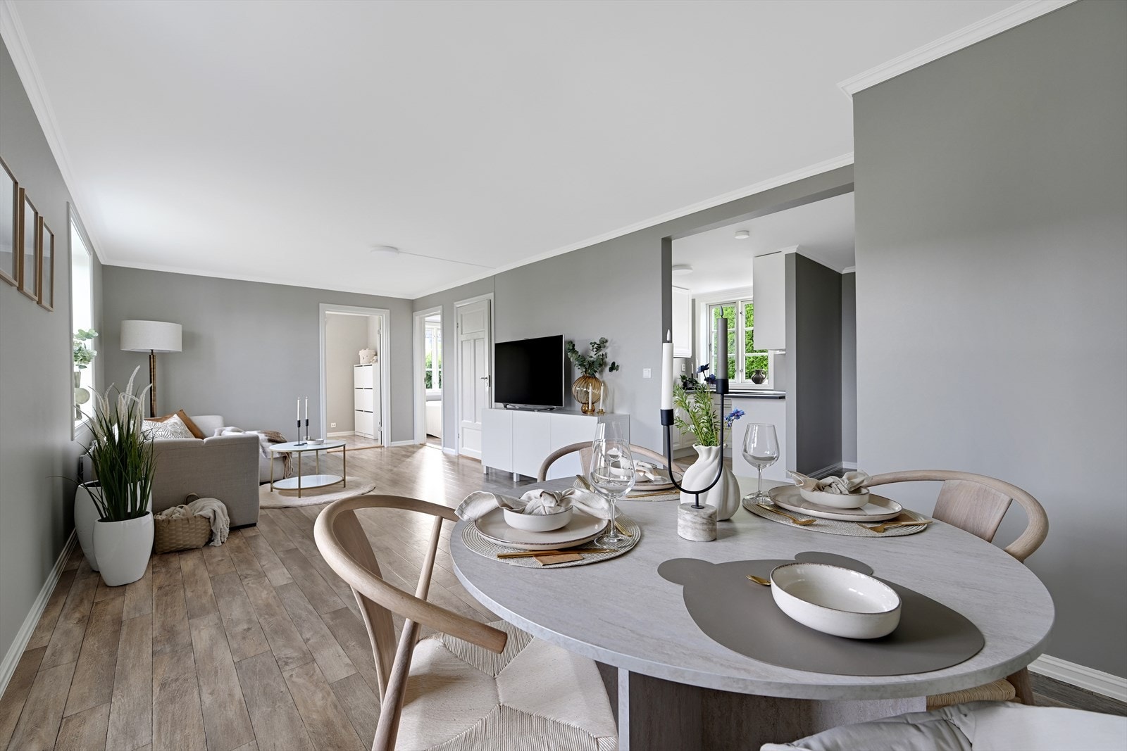 Spisestue med stue i bakgrunnen. Galleribilde