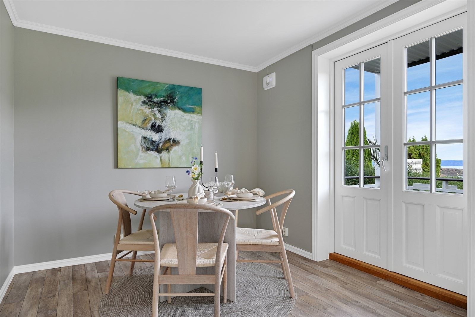 Spisestue med dobbeltdør ut til overbygget veranda. Galleribilde