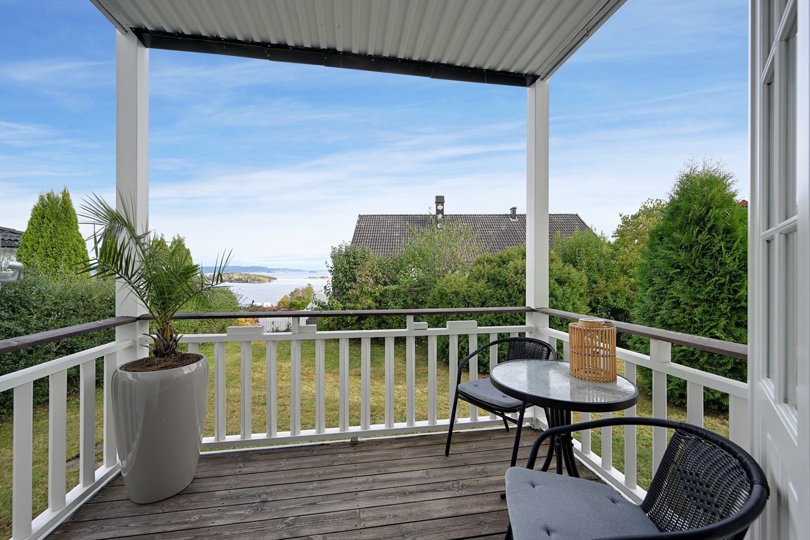Overbygget veranda med flott utsikt. Galleribilde