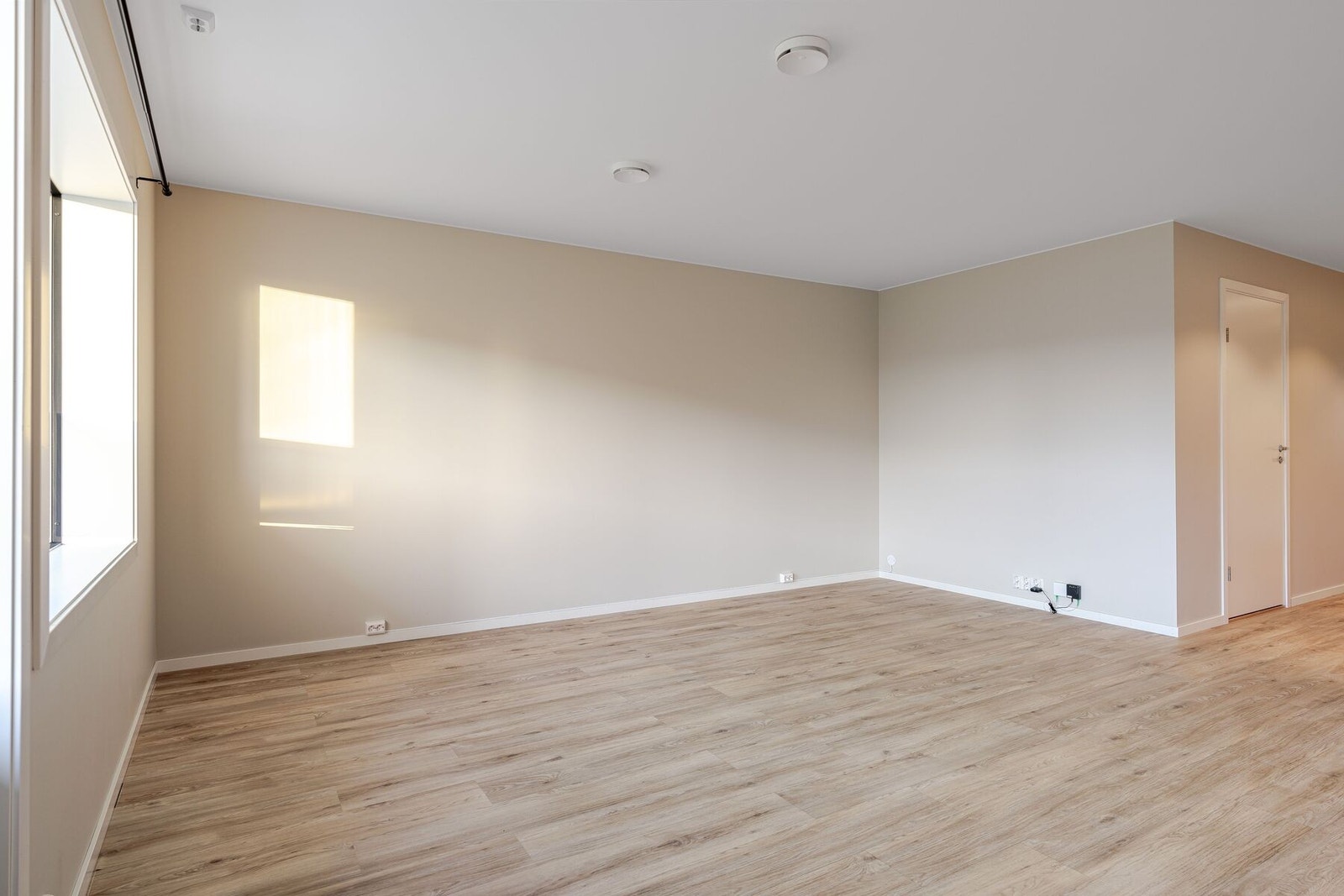 Lys, romslig og åpen stue-/kjøkkenløsning Galleribilde