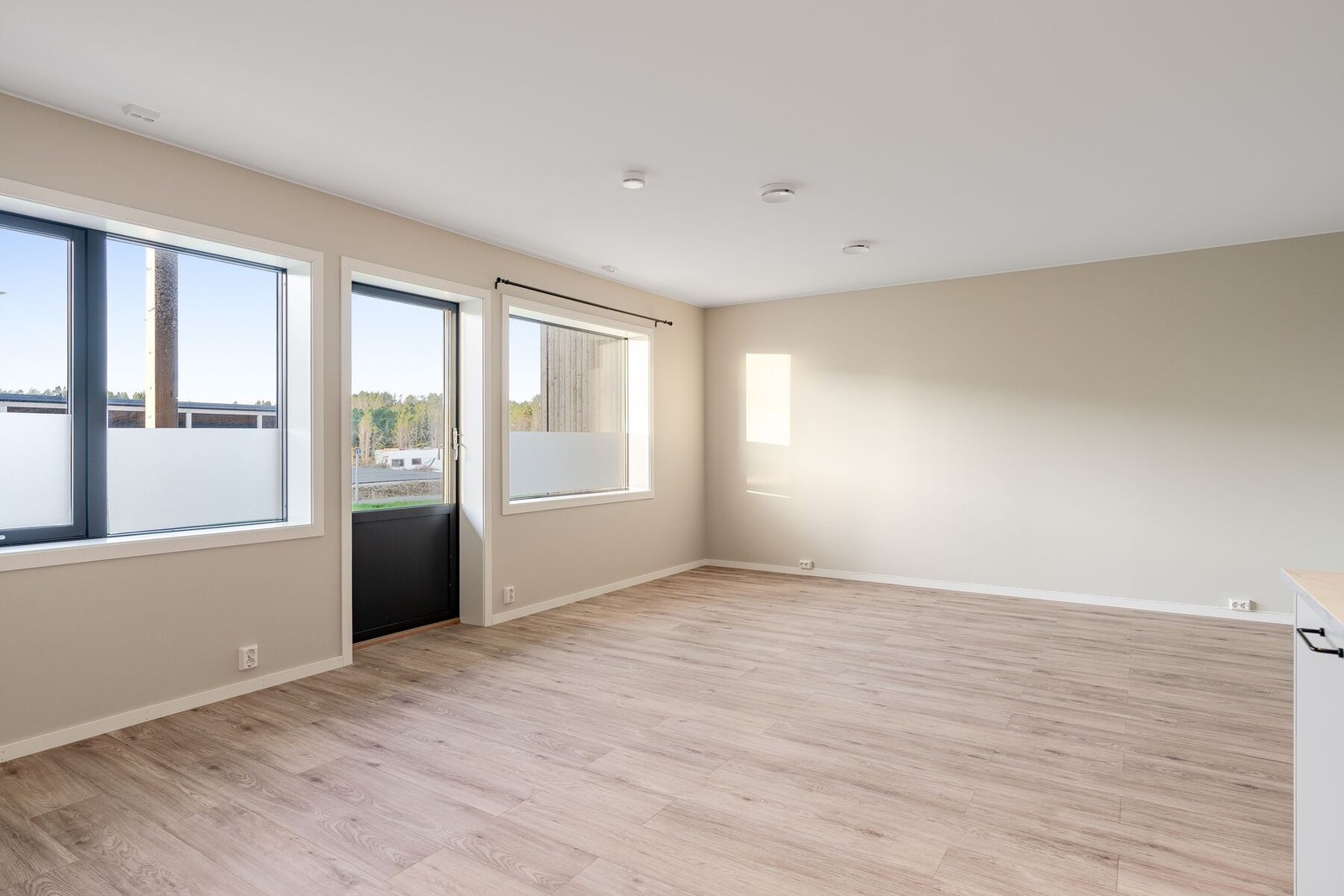 Fra stuen har man utgang til terrasse Galleribilde