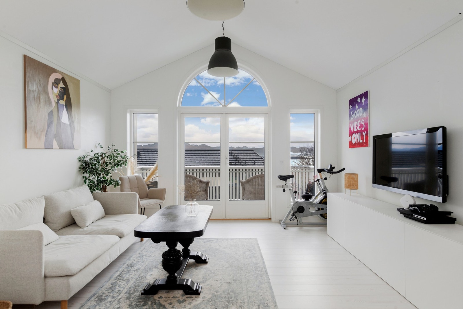 Loftstuen har utsikt og ekstra takhøyde Galleribilde