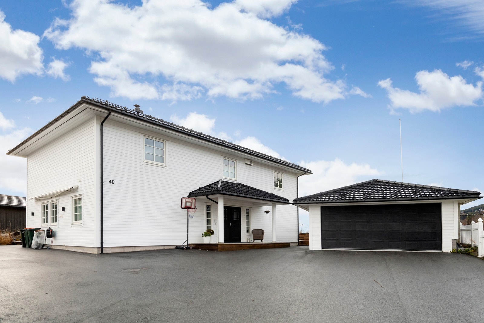 God parkeringsplass i asfaltert innkjørsel og i dobbelgarasjen Galleribilde