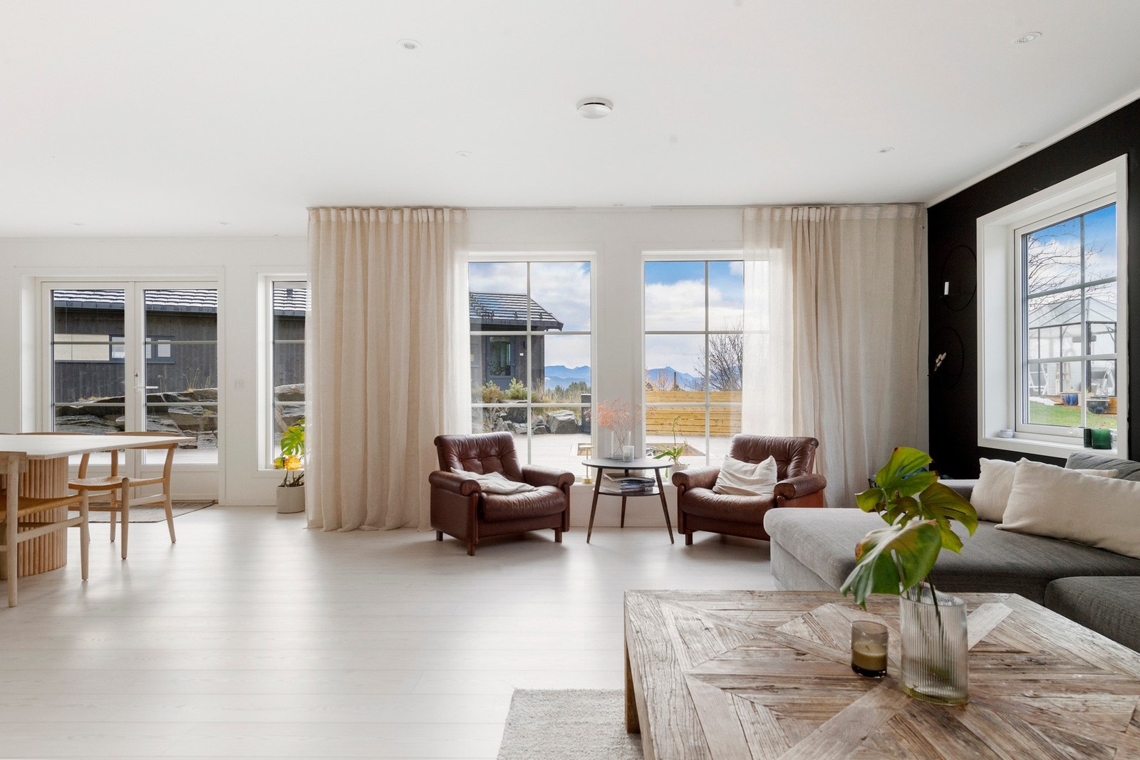 Den store stuen har flere møbleringsmuligheter Galleribilde