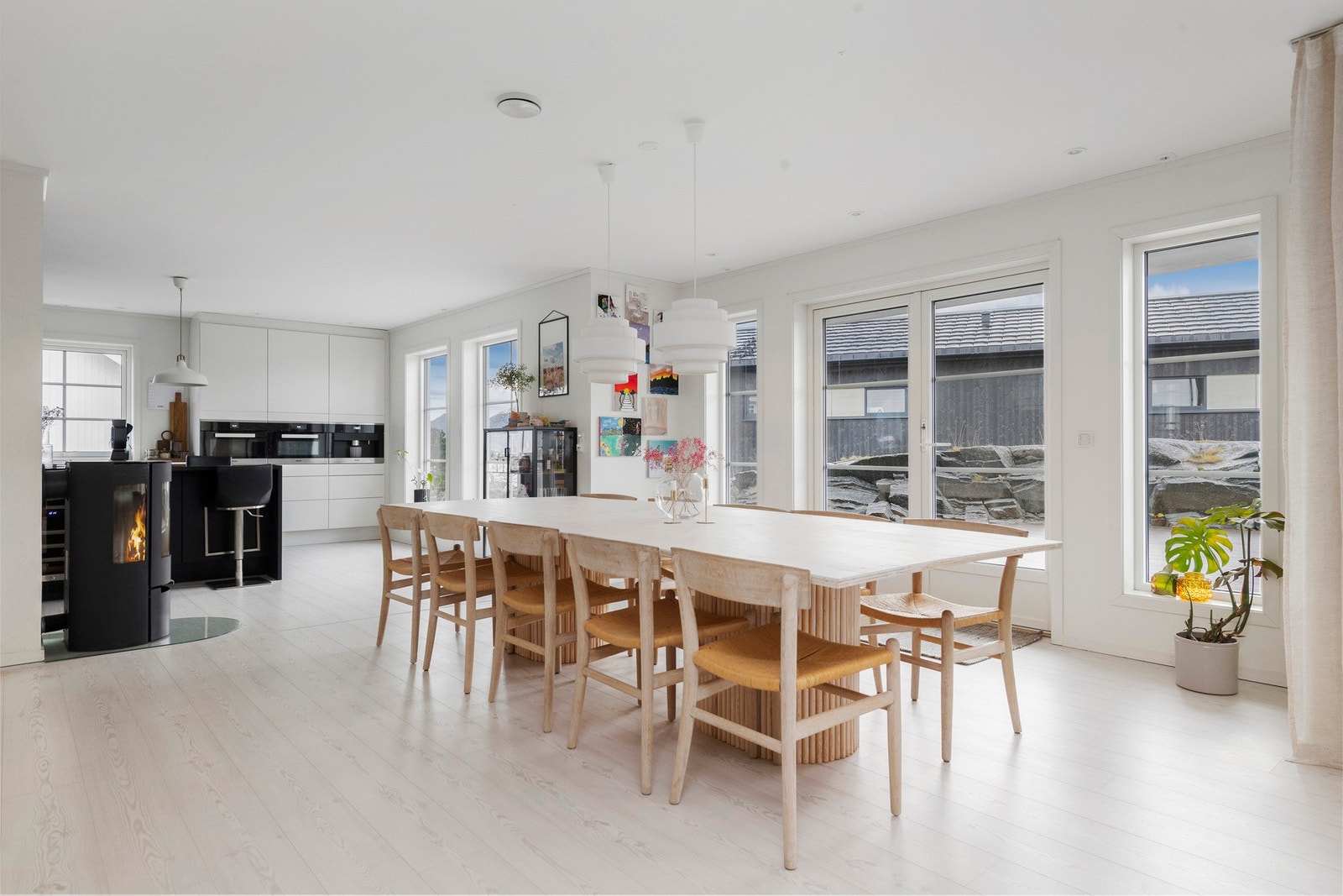 Stuen har stor spiseplass Galleribilde