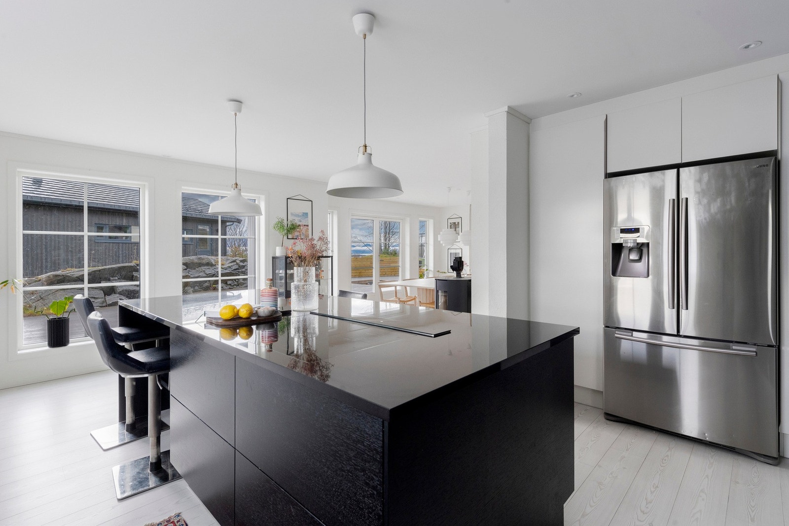 Kjøkkenet har åpen løsning mot stuen Galleribilde