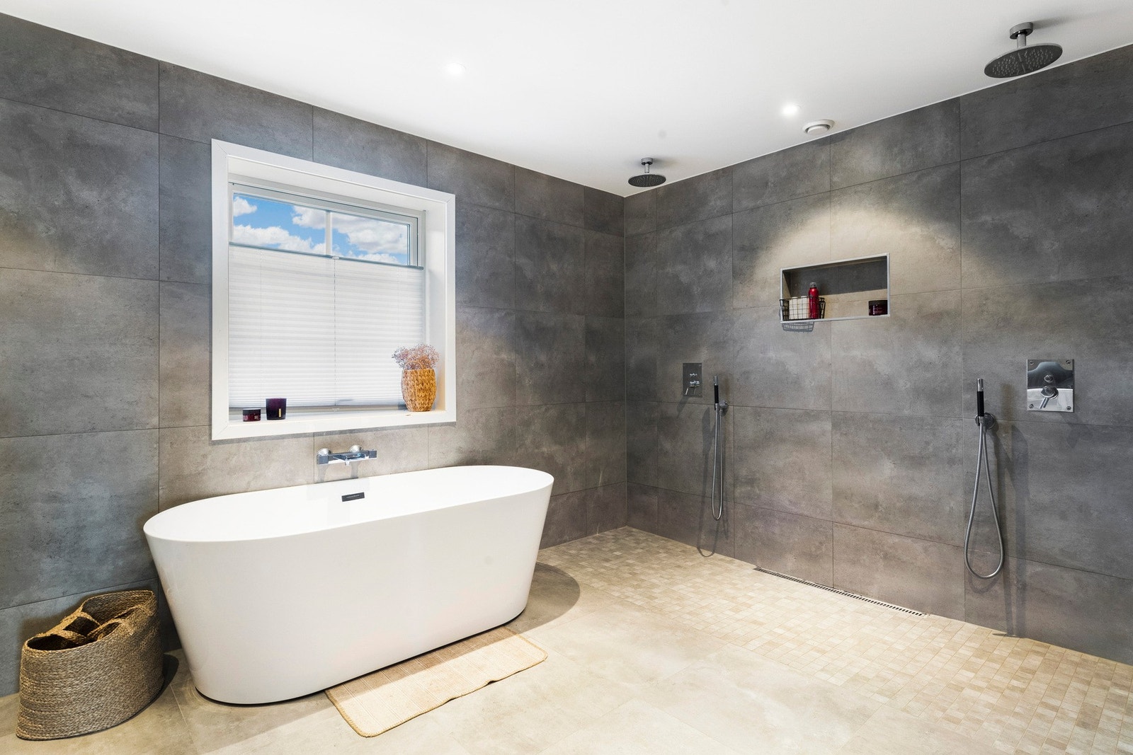 Badet har både badekar og dobbeldusj Galleribilde