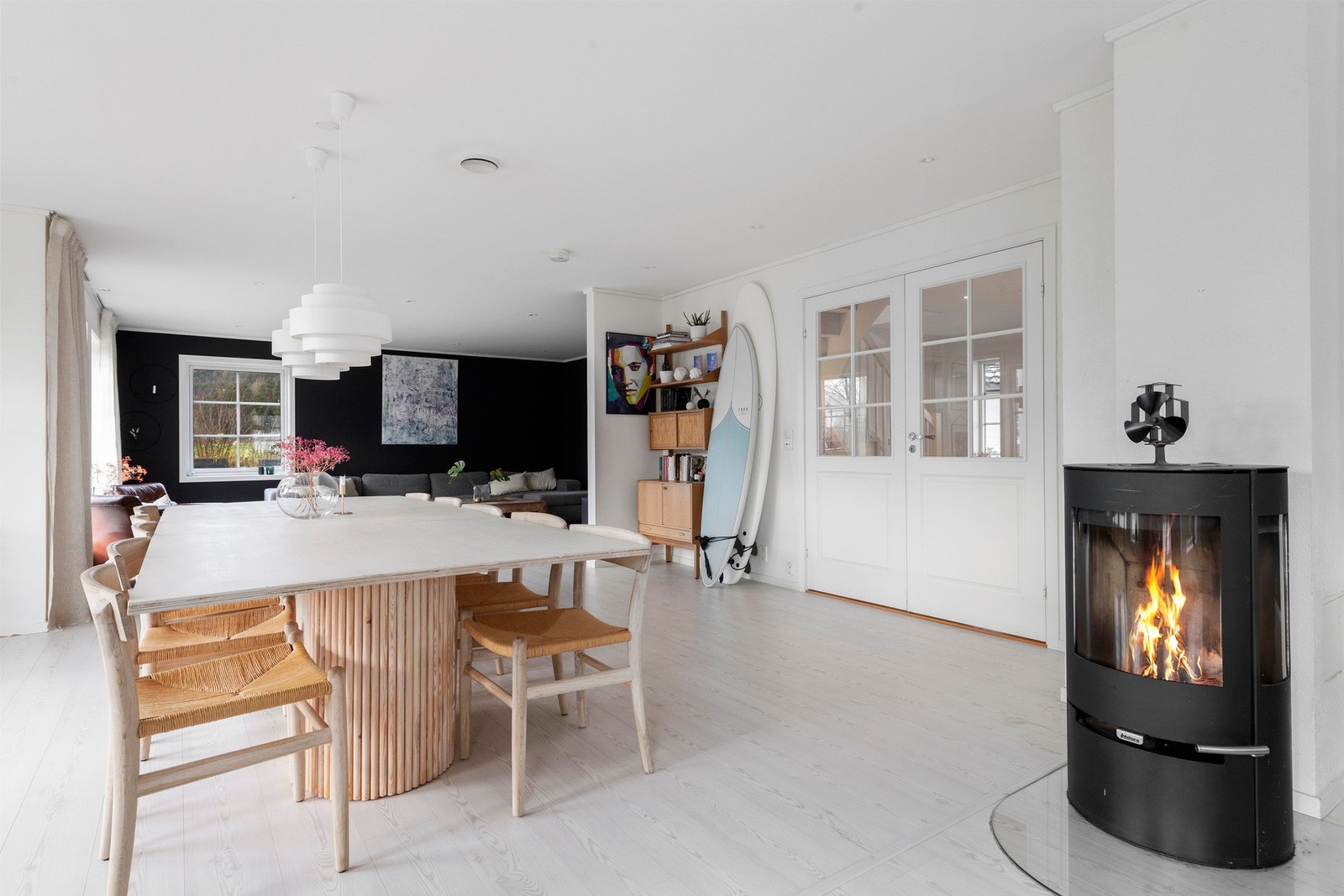 Lys og luftig stue med vedovn Galleribilde