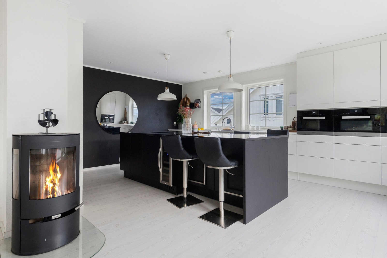 Kjøkkenøy med stein benkeplate og vinskap Galleribilde