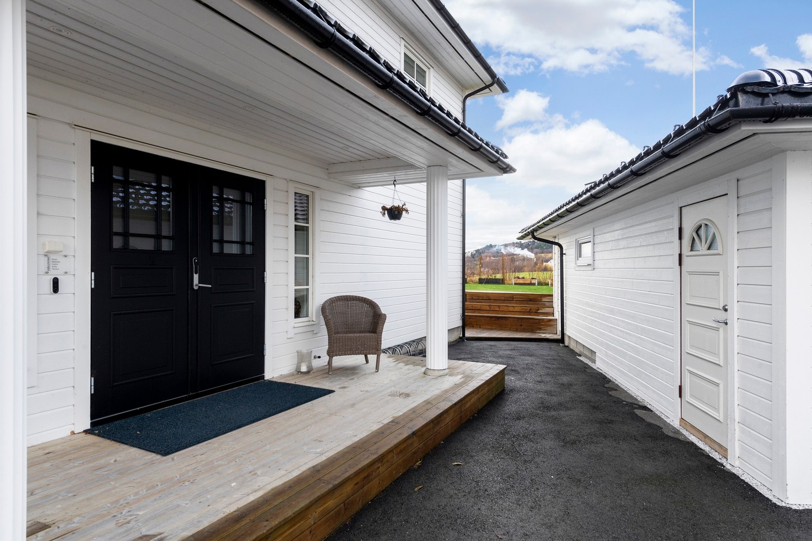 Overbygget inngangsparti ønsker velkommen Galleribilde