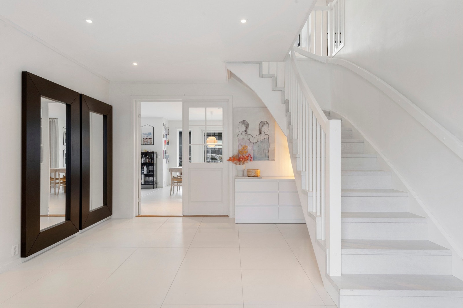 Staselig hall med trapp til 2. etasje Galleribilde