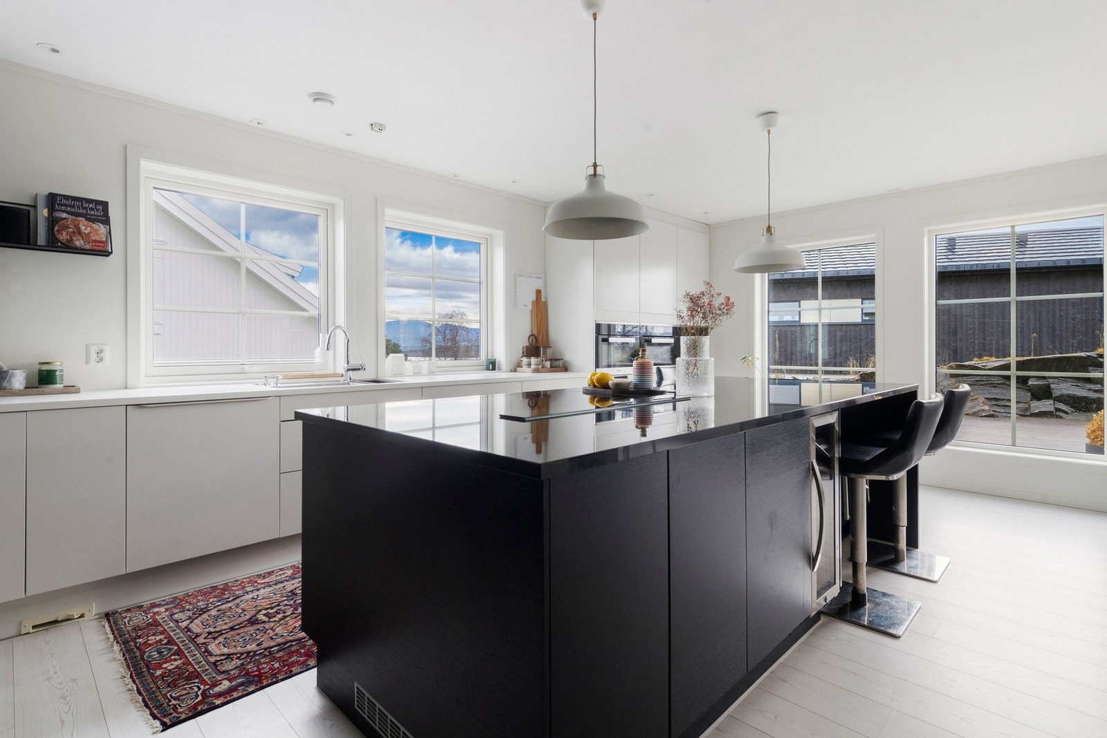 Kjøkkenøy med frokostplass Galleribilde