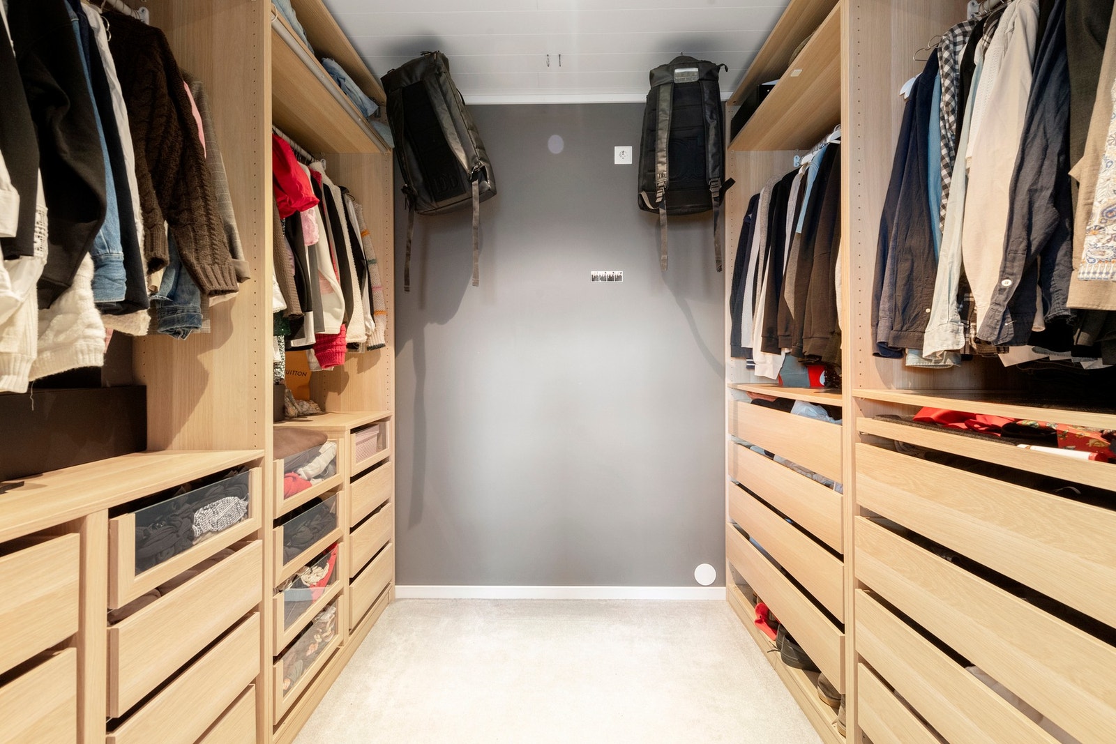 Omkledningsrom til hovedsoverommet Galleribilde