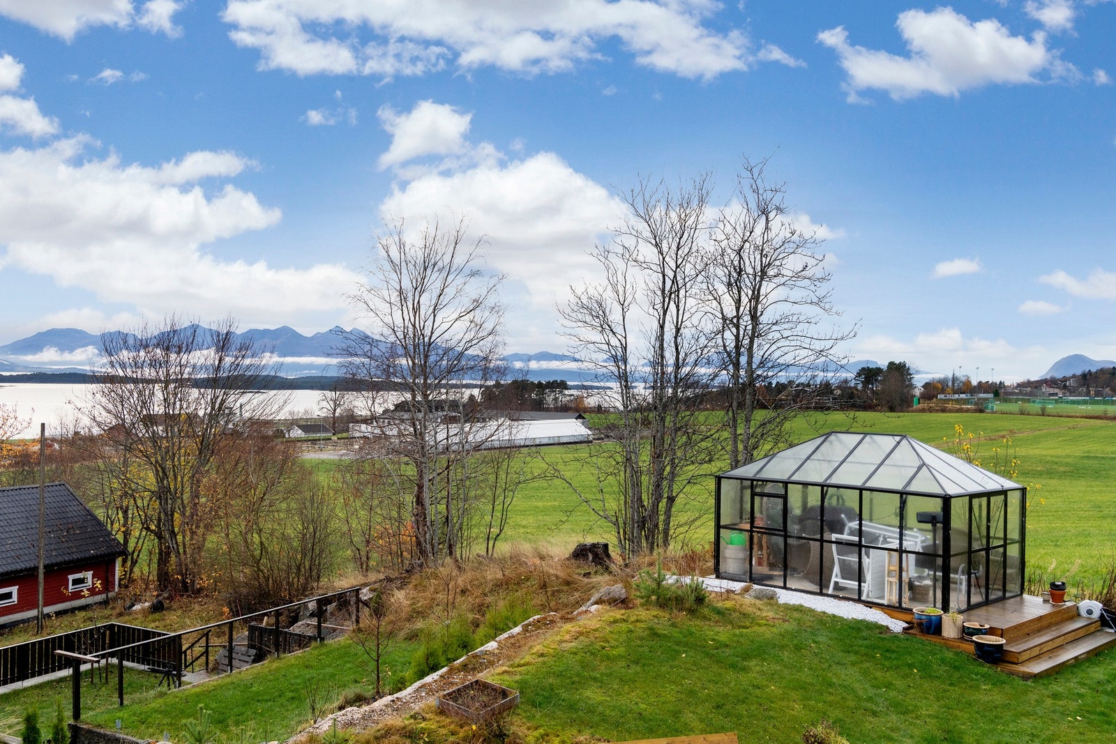 Utsikt vestover. Drivhuset medfølger. Galleribilde