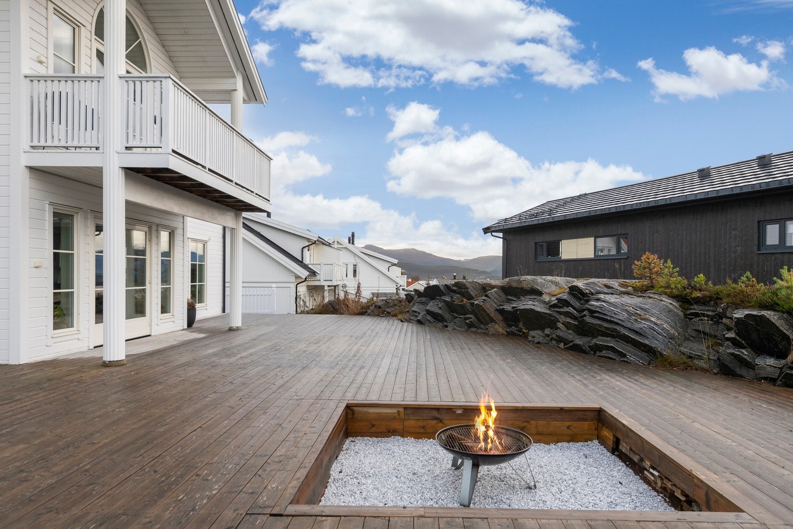 Stor terrasse mot sør og vest Galleribilde