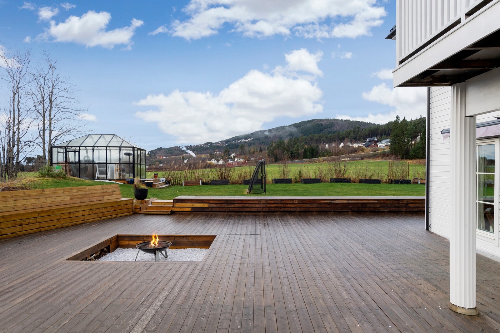 Tomten har en fin kombinasjon av gressplen og terrasse Galleribilde