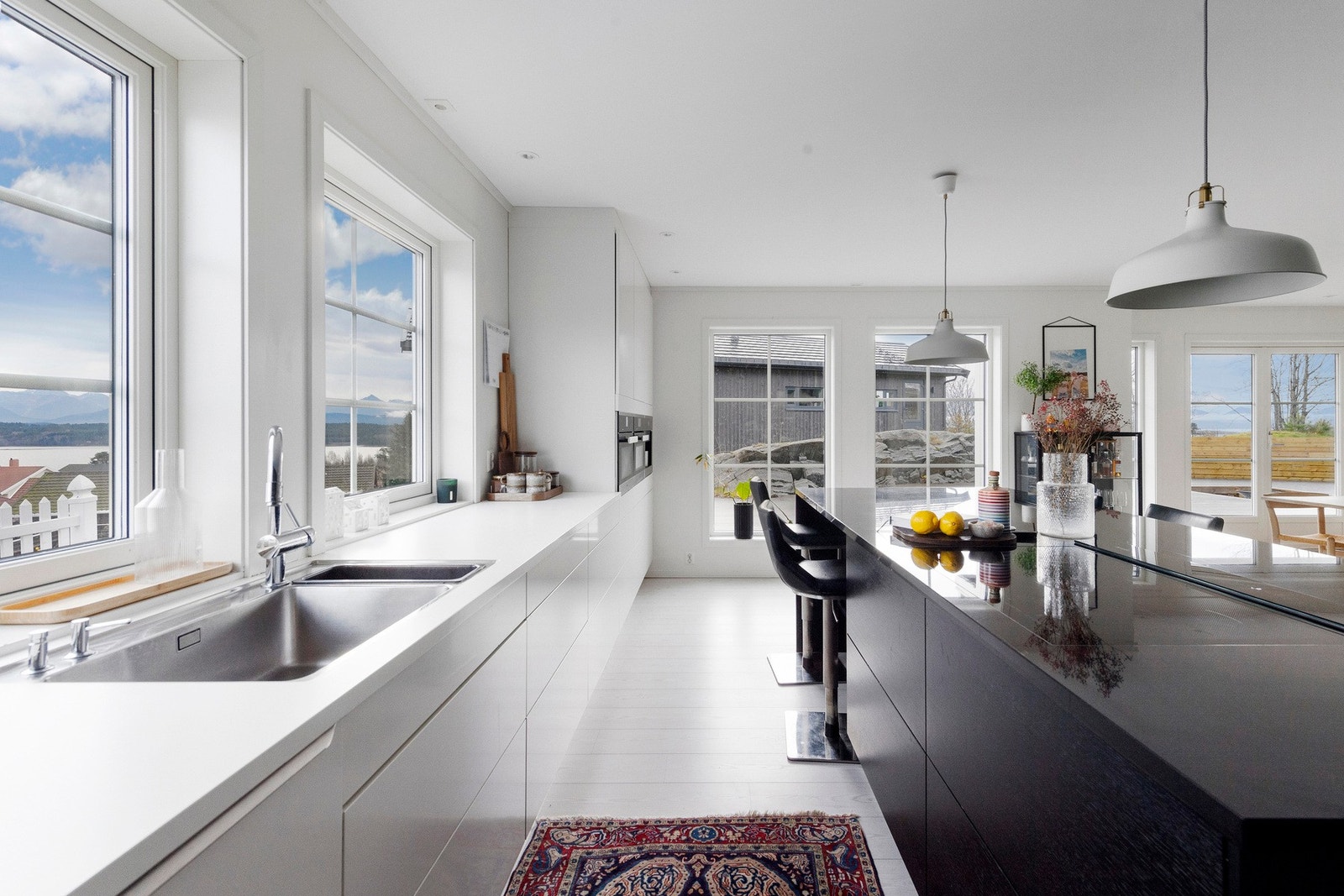 Stor og stilren kjøkkeninnredning Galleribilde