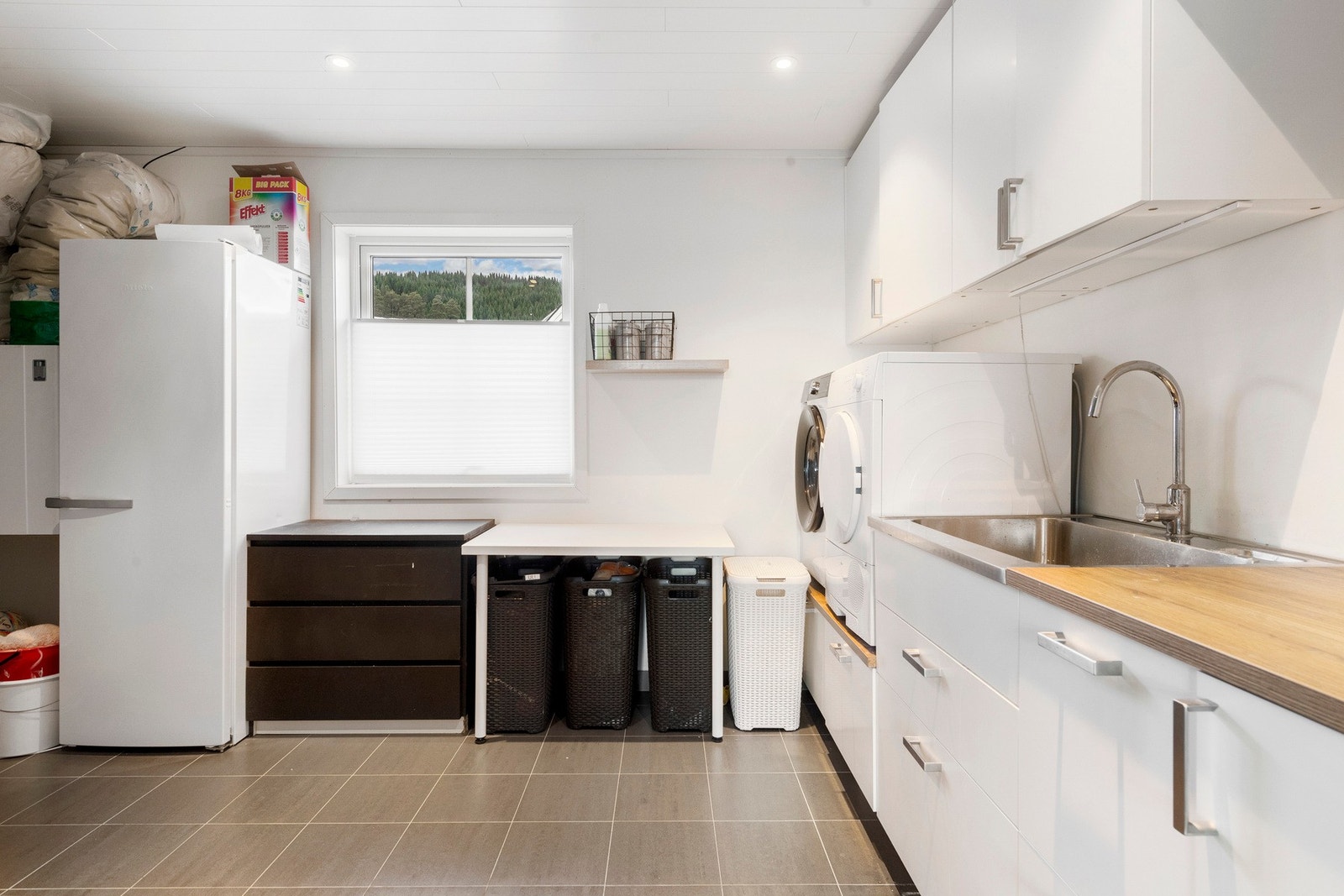 Stort vaskerom/ teknisk rom med praktisk skapinnredning Galleribilde