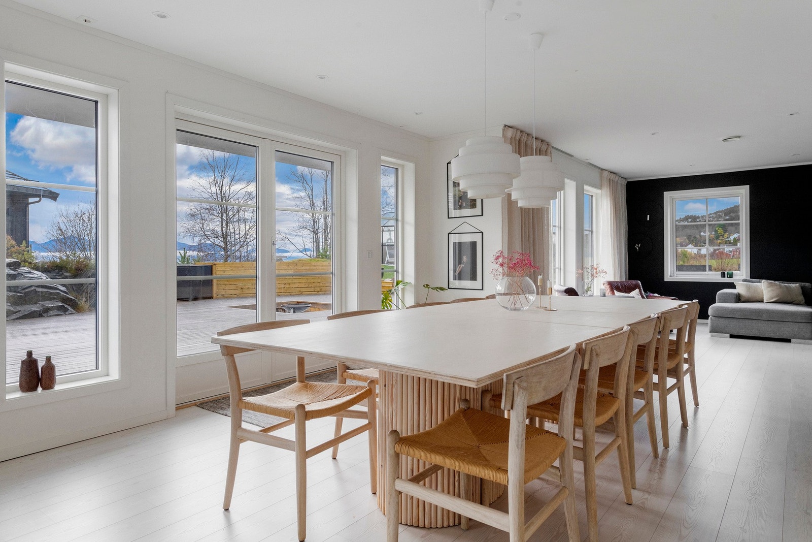 Fra stuen er det utgang til stor markterrasse og hage Galleribilde