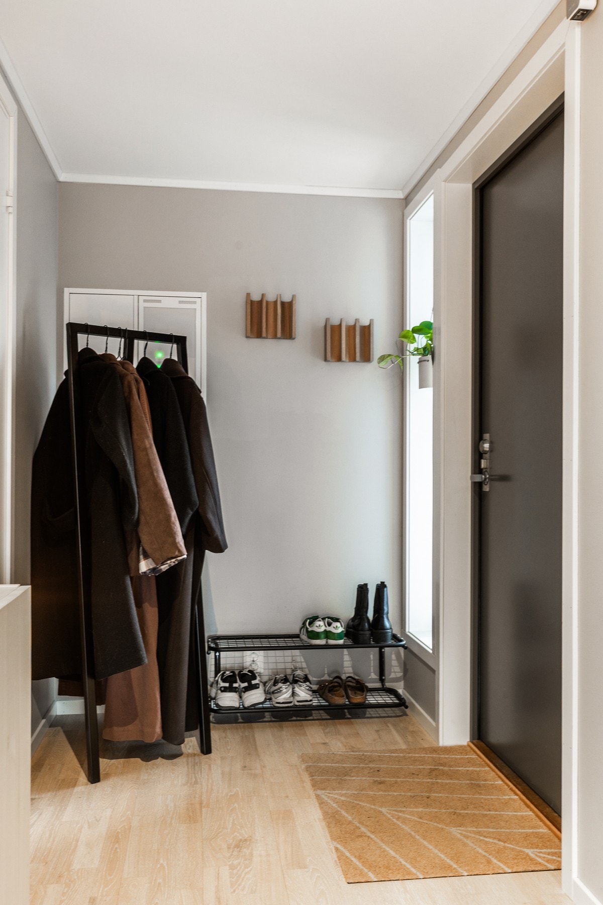 I gangen er det god plass til knagger og skohyller. Galleribilde