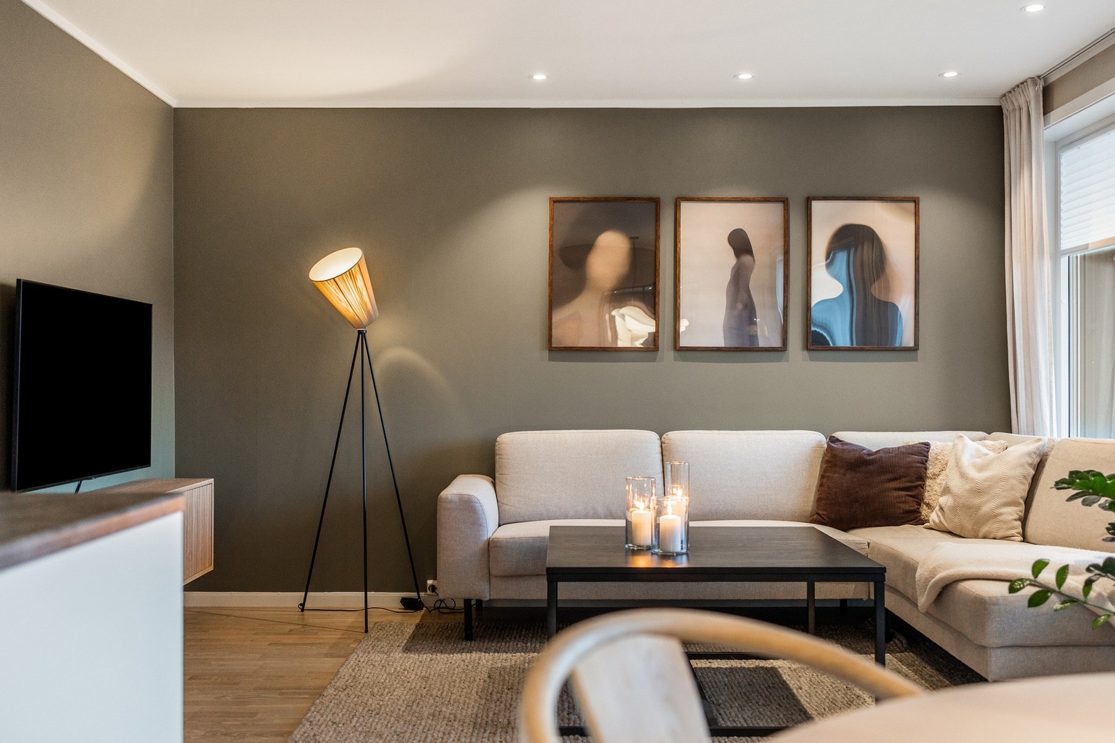 Passer ikke oppsatt visningstidspunkt for deg? Da kan privatvisning avtales med Ole Morten Grotnes på tlf. 951 20 650. Galleribilde