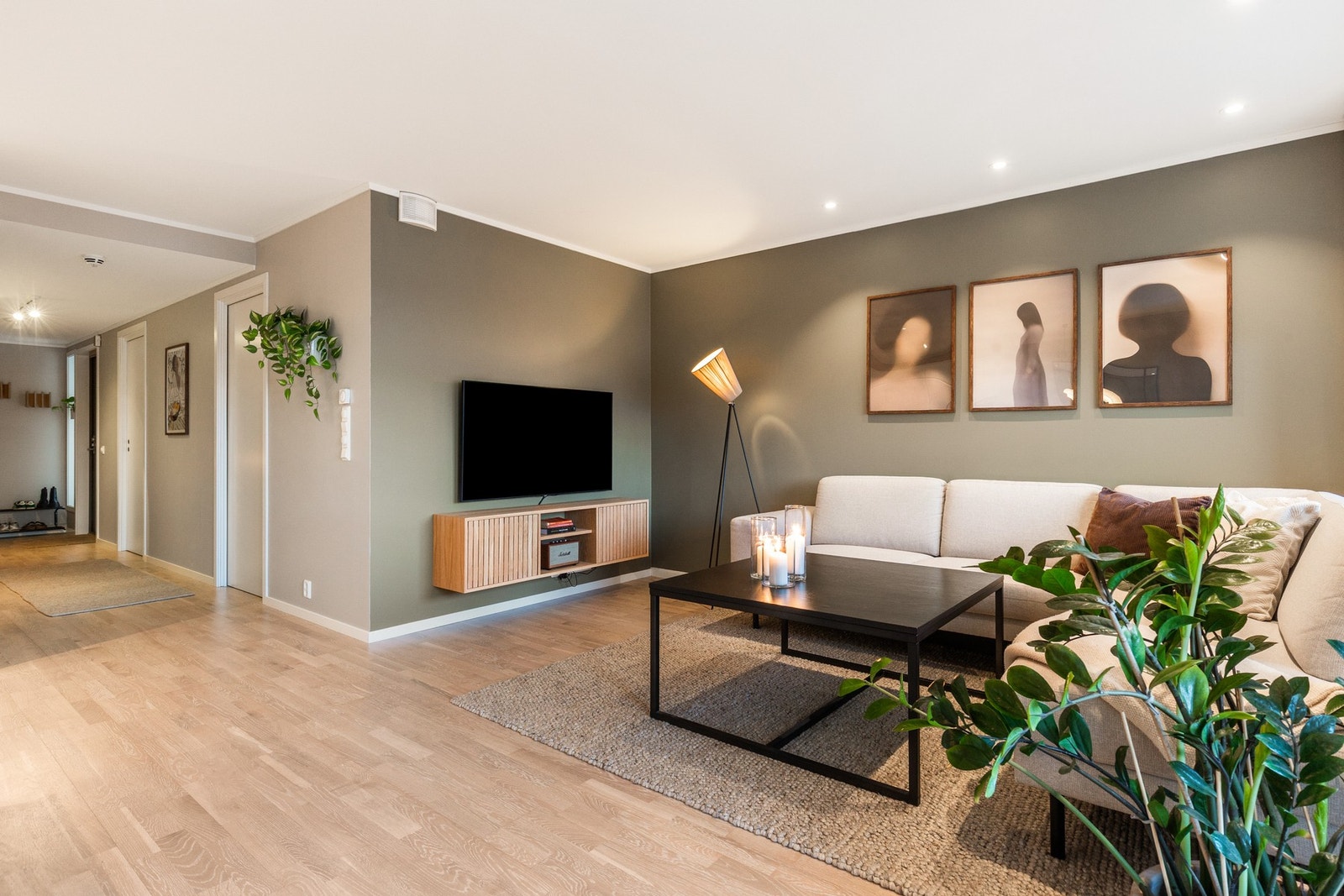 Leiligheten er malt i lekre, tidsriktige fargepaletter og er lett å innrede og trivsel er garantert. Galleribilde