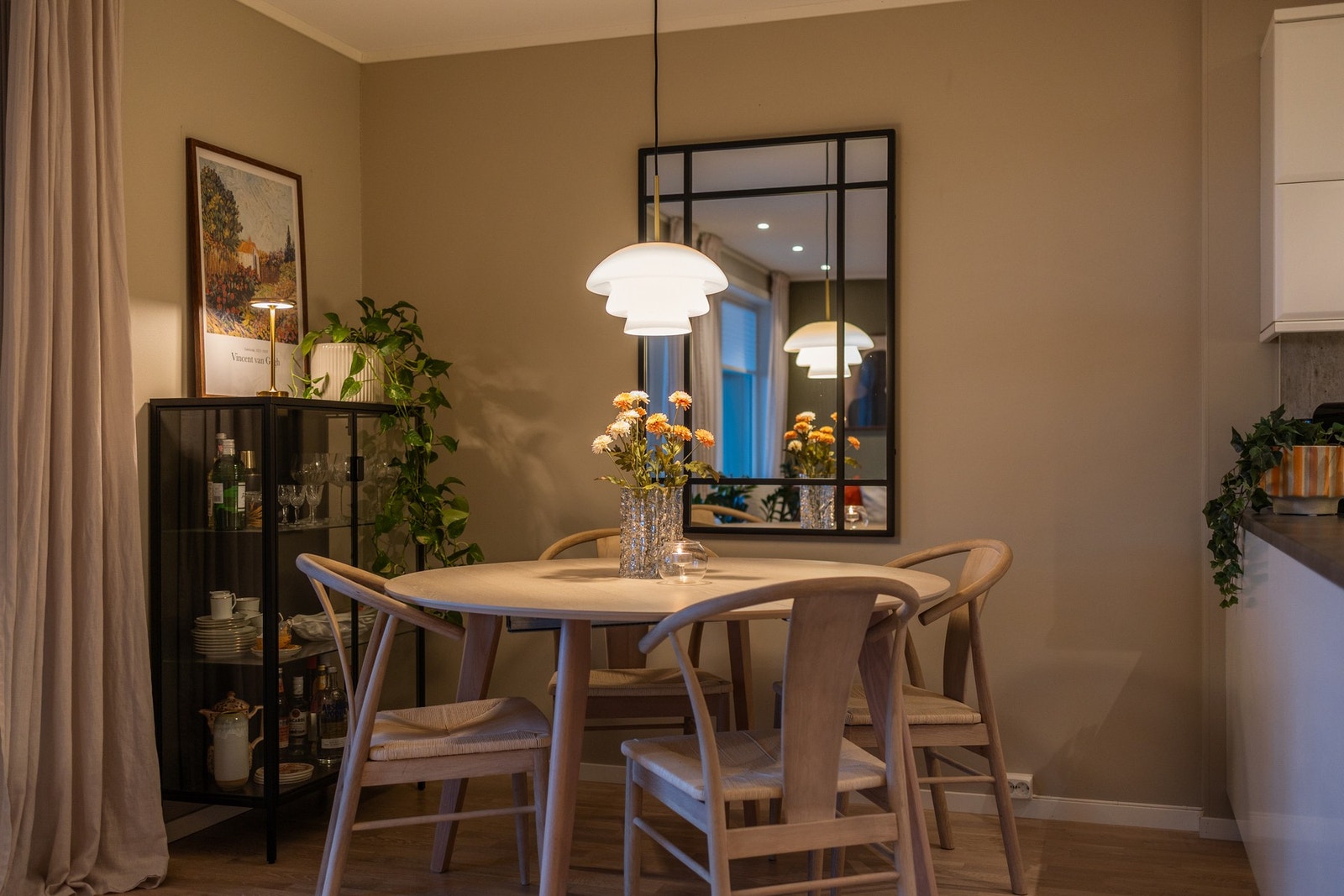 Spisestuebordet finner sin naturlige plass mellom kjøkkenøya og utgangen til terrassen. Galleribilde