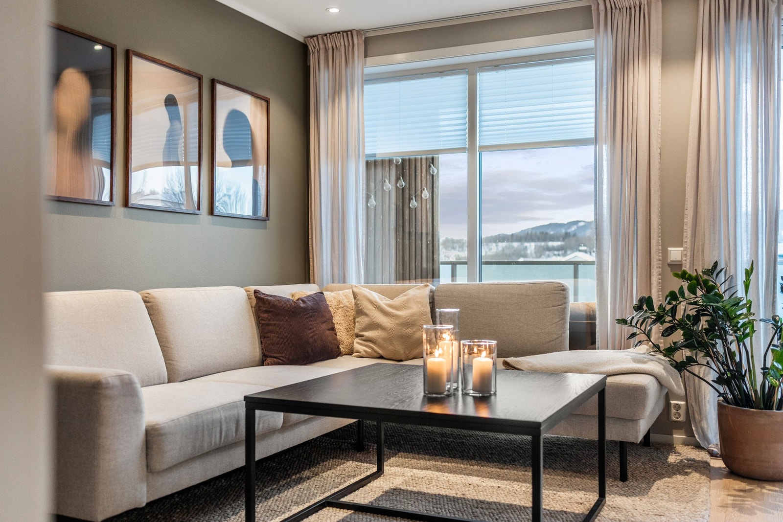 Fra stuen har du vakker utsikt over mot Båsmofjellet, som også gir en flott solgang med lang kveldssol. Galleribilde