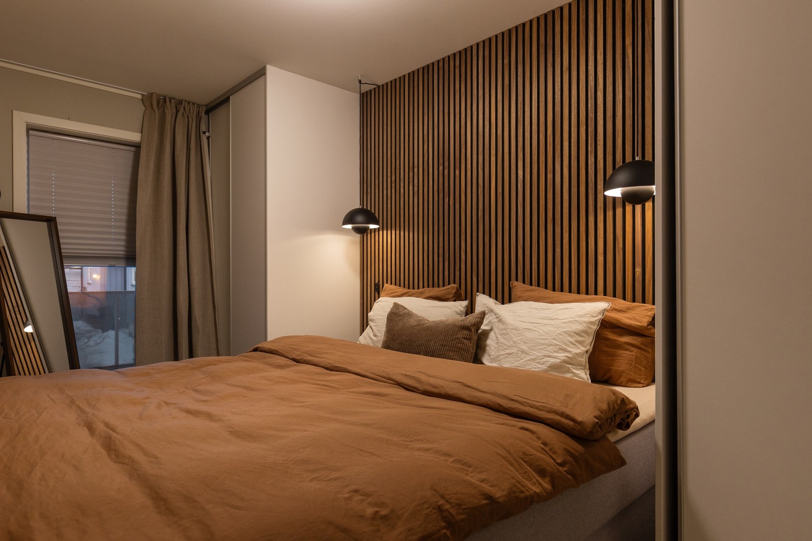 Leiligheten har to gode soverom, dette er hovedsoverommet. Galleribilde