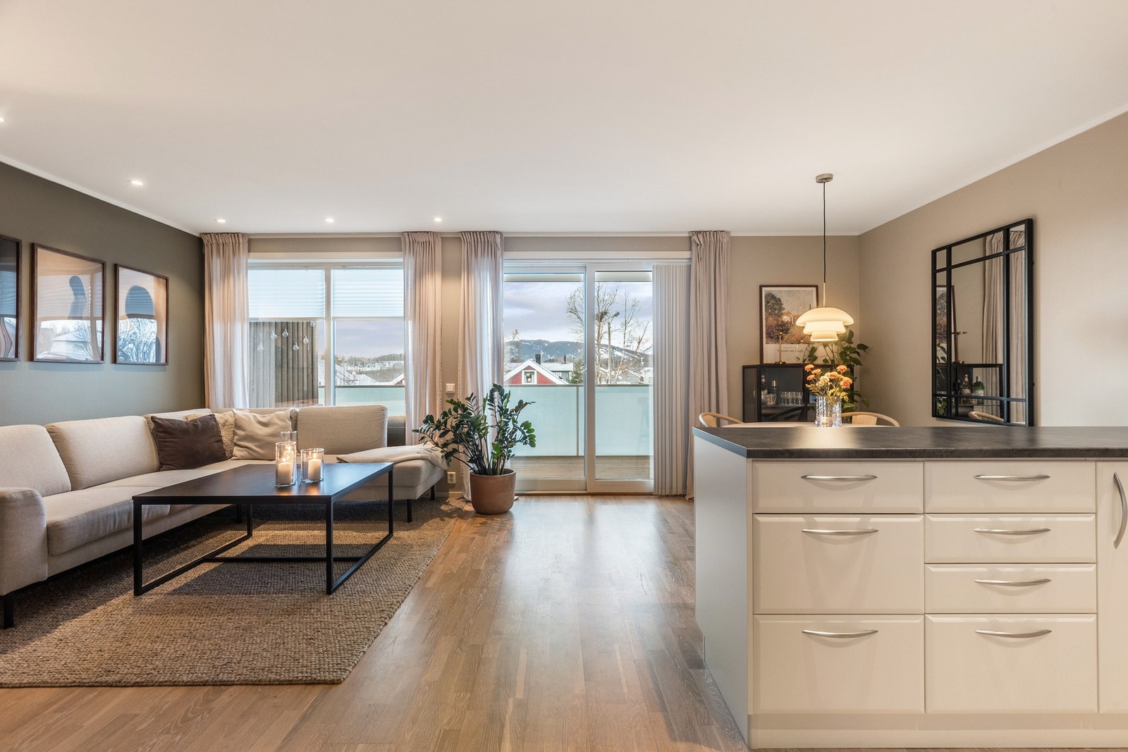 Det er gjort påkostninger utover standardleveransen som ble levert fra utbygger. Kjøkkenøya er en av disse tilvalgene. Galleribilde