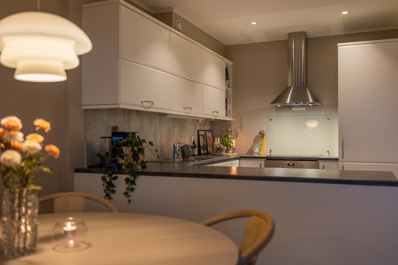 Stemningsfulle kveldsbilder viser godt hvor hyggelig leiligheten er på kveldstid på kalde og mørke høst og vinterkvelder. Galleribilde