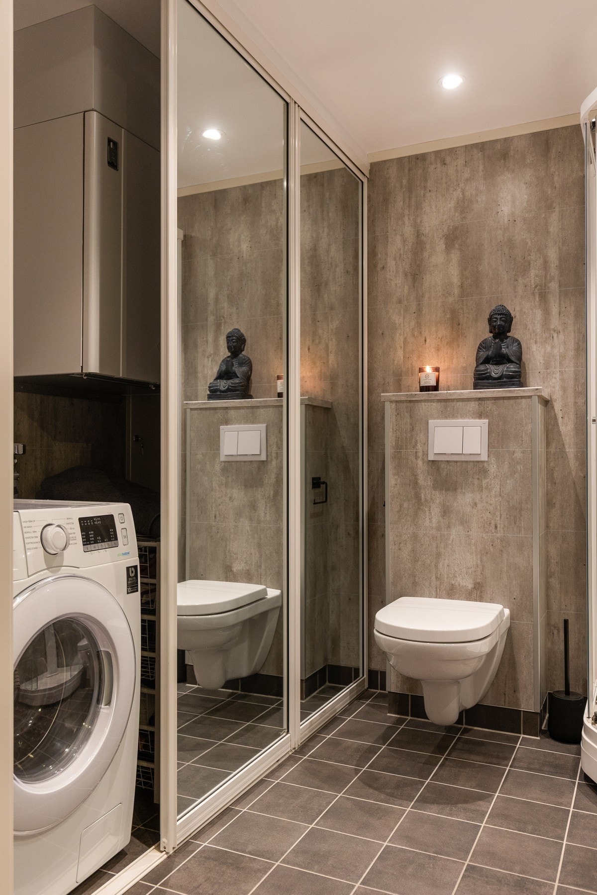 Inne bak skyvedøren har man eget "vaskerom". Galleribilde