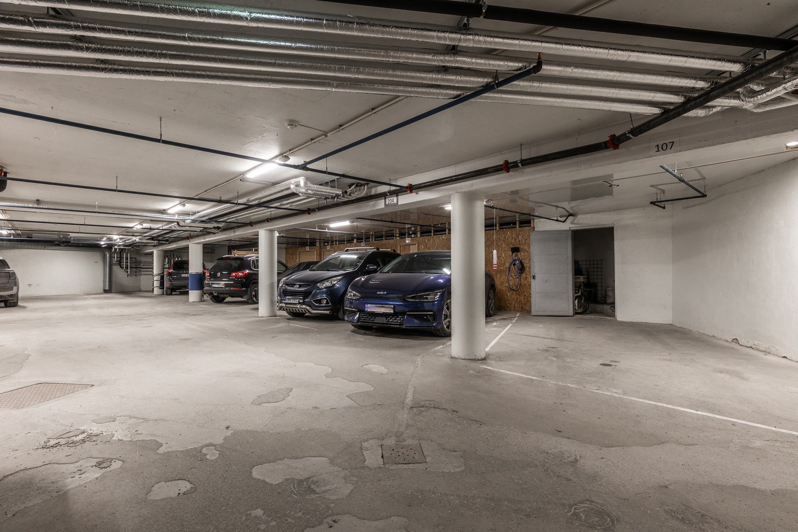 Her har du både parkeringsplass og romslig sportsbod. Galleribilde