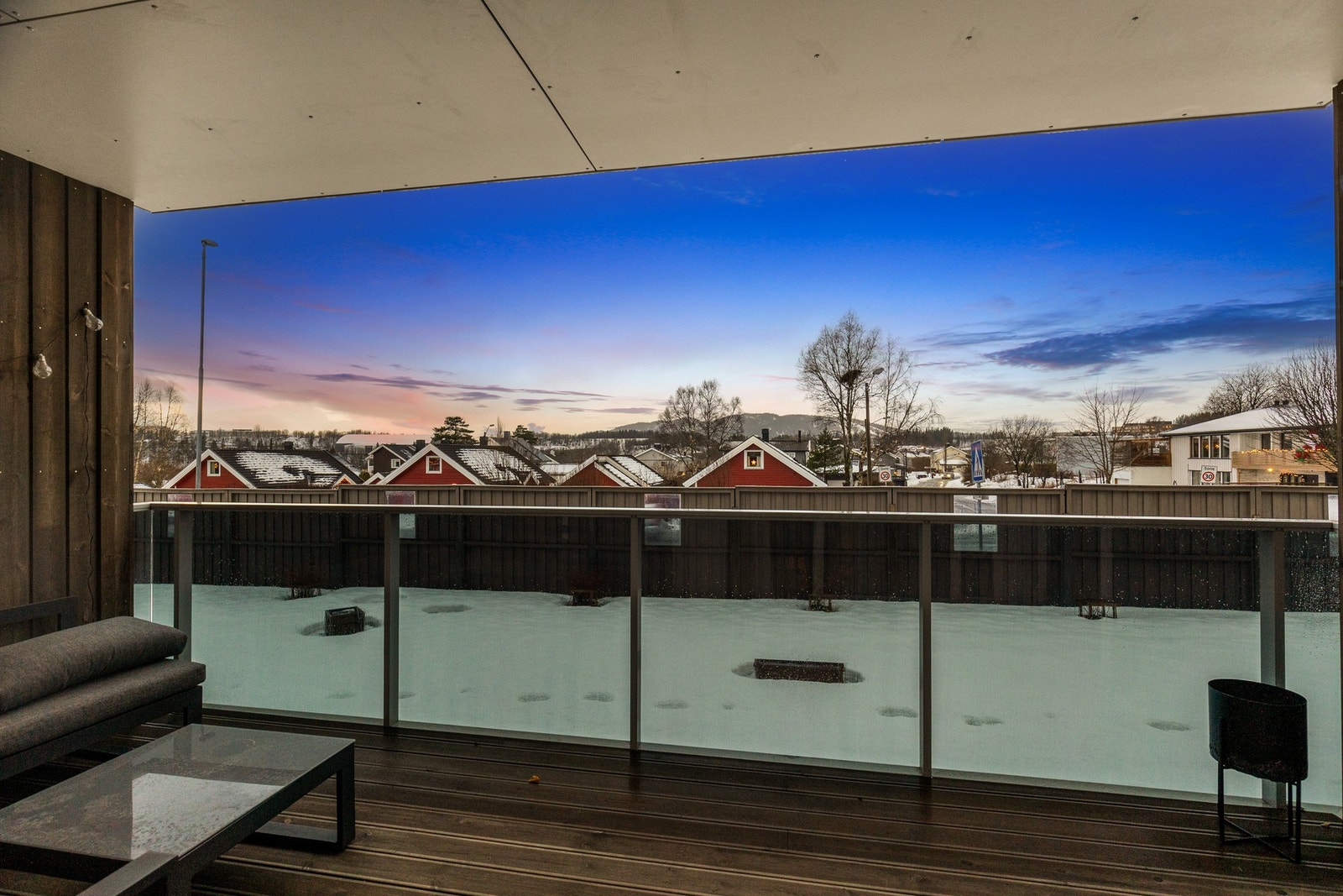 Fra stua har man en stor skyvtett dør som slipper rikelig med naturlig lys inn i leiligheten og som leder ut til en solrik vestvendt takoverbygget terrasse. Galleribilde