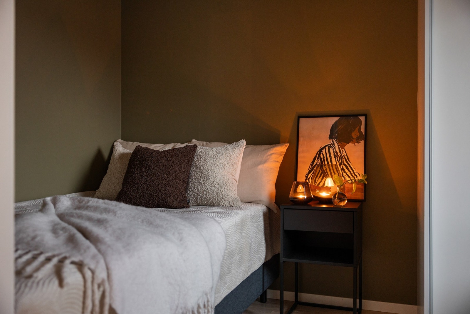 Gjesterommet er også malt i tidsriktig og delikate farger. Også her har du skyvedørsgarderobe. Galleribilde