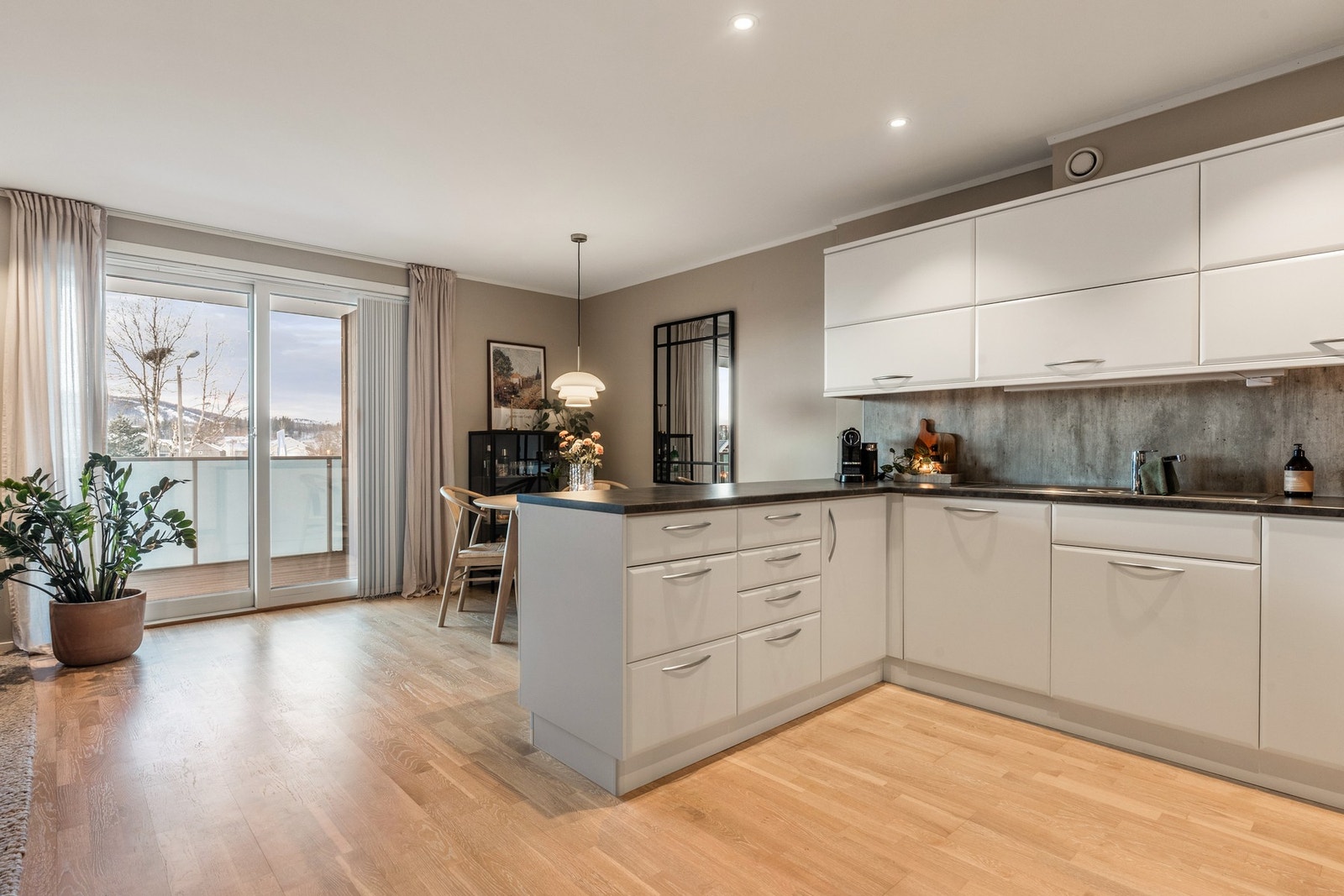 Rommet oppleves lyst og innbydende med store vinduer fra gulv til tak. Galleribilde