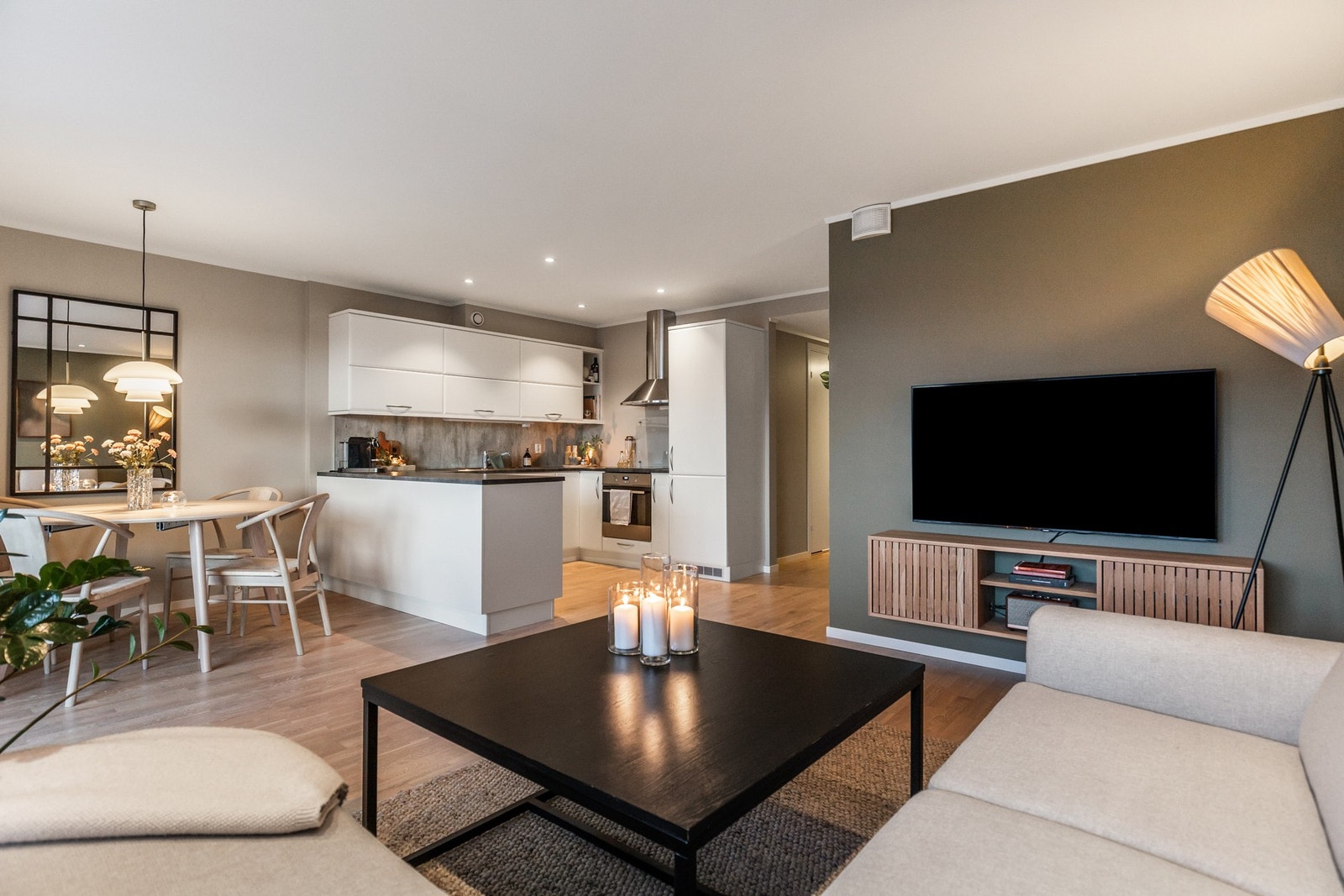 Stuen er lett å innrede og man har god plass til sofagruppe tilhørende TV-kroken. Galleribilde