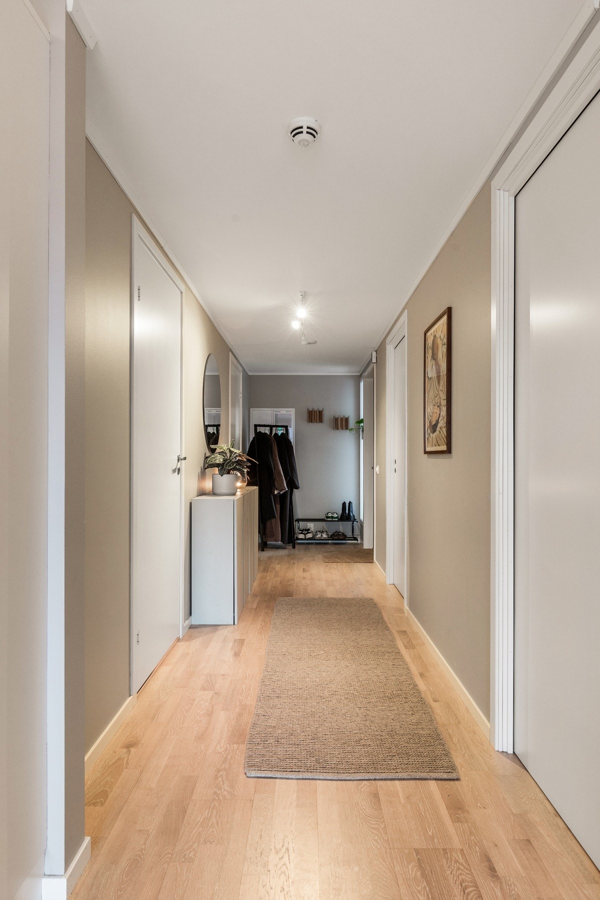 Gangen er bred og har god plass til både møblement og om man trenger rullator eller rullestol. Galleribilde